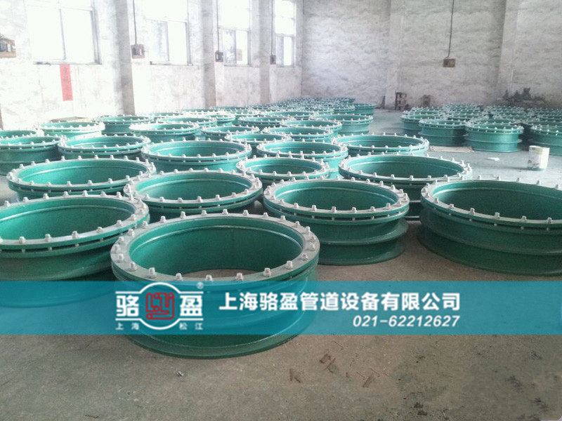 重慶市渝中區(qū)柔性人防套管發(fā)貨圖 /></p>、涂料調(diào)配方法和涂裝注意事項(xiàng)，應(yīng)按設(shè)計(jì)文件或廠家說明書規(guī)定進(jìn)行。在環(huán)縫兩側(cè)各200mm范圍內(nèi)，應(yīng)先涂裝焊接時(shí)不會(huì)對(duì)焊縫質(zhì)量產(chǎn)生不良影響的車間底漆，以免坡口生銹。環(huán)縫焊后，對(duì)焊縫區(qū)進(jìn)行二次除銹，用人工涂刷達(dá)到規(guī)定厚度。當(dāng)空氣中相對(duì)濕度超過85％、鋼板表面溫度低于大氣露點(diǎn)以上3℃或高于60℃以及環(huán)境溫度低于10℃時(shí)，均不得進(jìn)行涂裝。<BR>為了提高重慶市渝中區(qū)人防套管的使用年限，如果不是特殊要求的話，都需要對(duì)其進(jìn)行噴漆防腐處理。不僅美觀，而且使用年限長。防腐油漆的重要性在于我們廠家在制作好人防套管后，為了方便客戶現(xiàn)場使用時(shí)不會(huì)安裝錯(cuò)誤，所以都會(huì)整體噴腐蝕油漆，內(nèi)壁和外壁均勻的噴一遍，然后才在套管上噴上型號(hào)。<BR>&nbsp;&nbsp; 如果套管內(nèi)部出現(xiàn)腐蝕的現(xiàn)象，勢必對(duì)水質(zhì)有一定的影響。不同的銹蝕厚度對(duì)管道使用的材料及時(shí)間都有影響，同時(shí)這些銹蝕是對(duì)水的再一次污染。這樣一來時(shí)間久了后，就會(huì)導(dǎo)致水內(nèi)部的有機(jī)物質(zhì)漸漸消耗，從而更是加劇了細(xì)菌量的增加，對(duì)管道的腐蝕越來越大，這樣一來對(duì)于重慶市渝中區(qū)人防套管來說，無疑是在減少它的壽命。所以管道的銹蝕與人防套管的壽命有一定的關(guān)系，噴漆防腐處理至關(guān)重要。駱盈管道作為專業(yè)的重慶市渝中區(qū)人防套管生產(chǎn)廠家，采用不錯(cuò)的生產(chǎn)工藝和好的流水線設(shè)備，大大提高了產(chǎn)品的生產(chǎn)效率，我公司的日生產(chǎn)總量能夠達(dá)到上百臺(tái)，從而大大滿足了對(duì)于產(chǎn)品需求比較緊急的客戶，人防套管哪家好，駱盈管道是選，駱盈人防套管價(jià)格實(shí)惠，品質(zhì)優(yōu)良，駱盈管道產(chǎn)品銷往全世界三十多個(gè)~和地區(qū)，產(chǎn)品質(zhì)量經(jīng)得起實(shí)踐的檢驗(yàn)，歡迎大家來電選購和支持，聯(lián)系電話021-62212627.<p style=